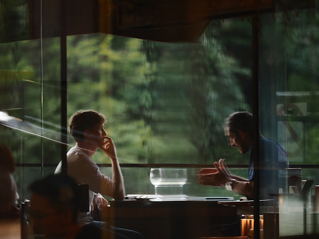 Sessão de coaching executivo entre dois profissionais